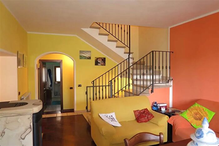 Casa con 5 locali in vendita in Podenzana