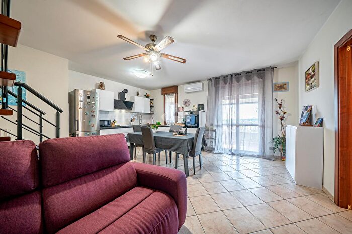 Appartamento con 5 locali in vendita in Via Nova, Novellara