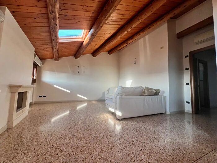 Appartamento trilocale in vendita in Via Garibaldi, Lonigo