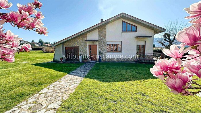 Casa con 12 locali in vendita in Barga