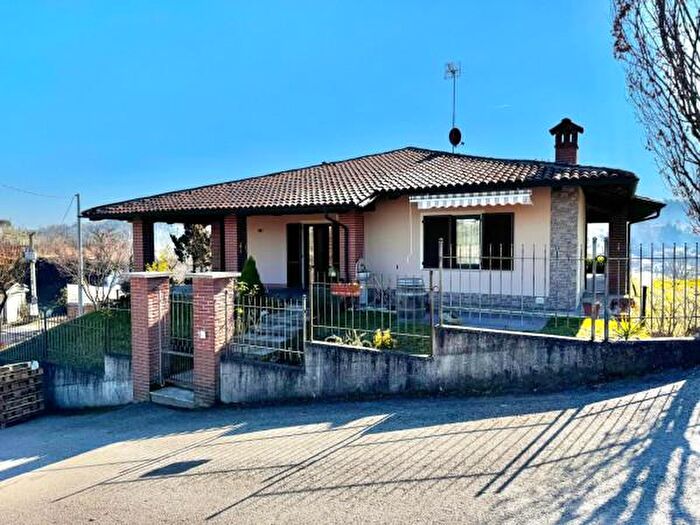 Casa quadrilocale in vendita in Via Monteu Roero, Canale
