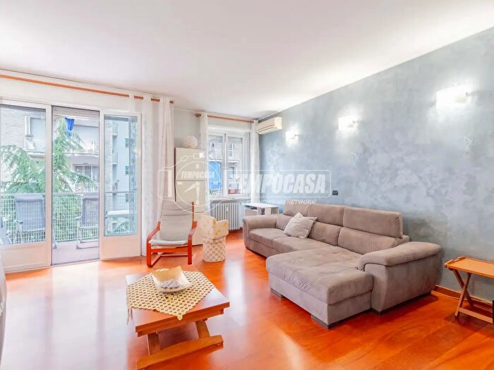 Appartamento trilocale in vendita in Viale Cà Granda, Milano