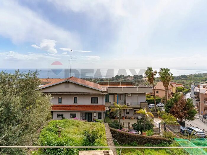 Appartamento quadrilocale in vendita in Via Tripoli, Aci Castello