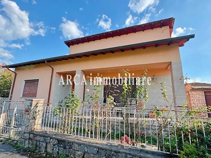 Casa con 5 locali in vendita in Pietrasanta