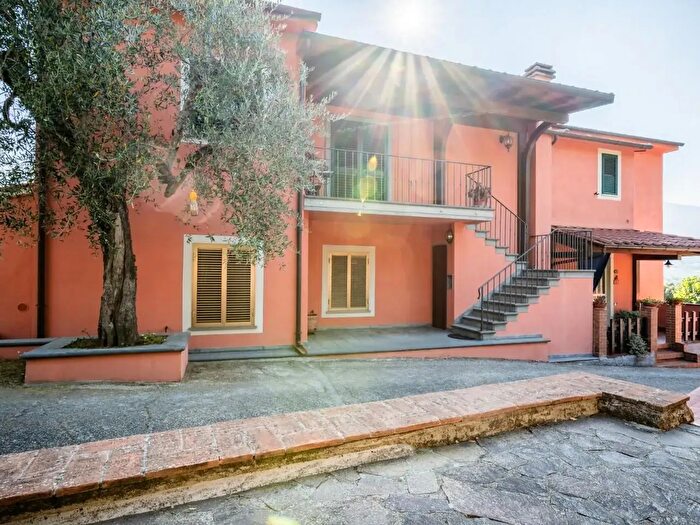 Appartamento con 5 locali in vendita in Calci