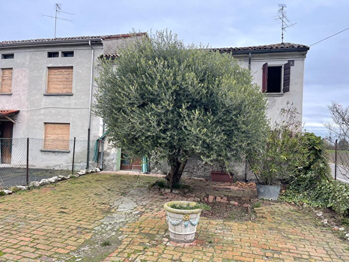 Casa con 5 locali in vendita in Suzzara