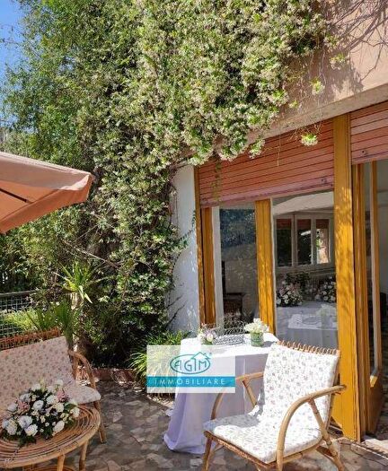 Casa con 5 locali in affitto in Viale Margherita Di Savoia, Mondello Valdesi, Palermo