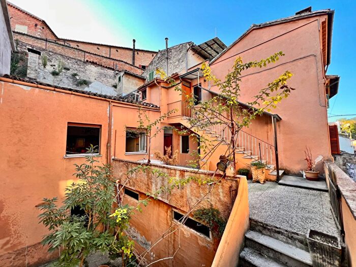 Casa con 12 locali in vendita in Via Ramelli, Fabriano