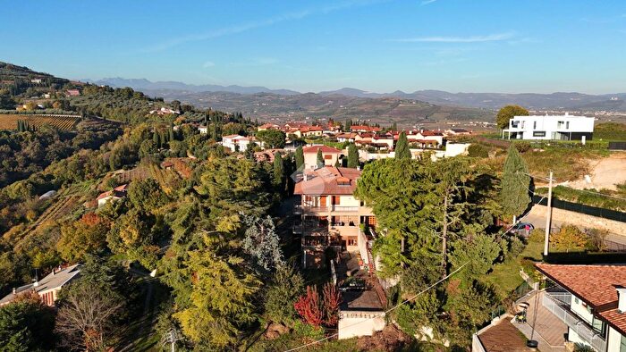 Casa con 5 locali in vendita in Via Montelungo, Lavagno