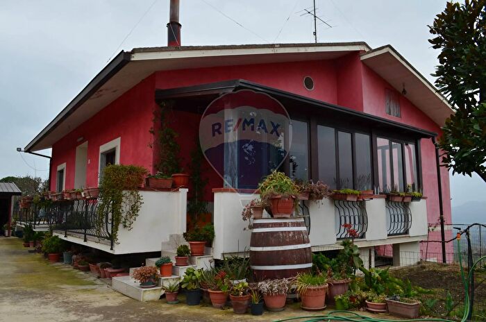 Casa con 6 locali in vendita in Montesarchio