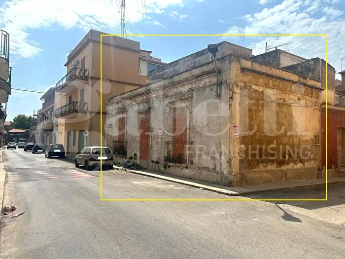Casa con 7 locali in vendita in Via Francesco Azzolini, Avola