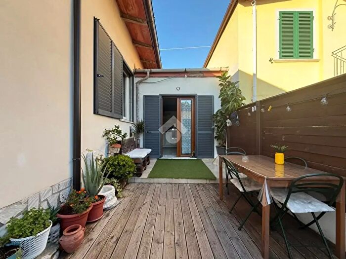 Casa quadrilocale in vendita in Massa