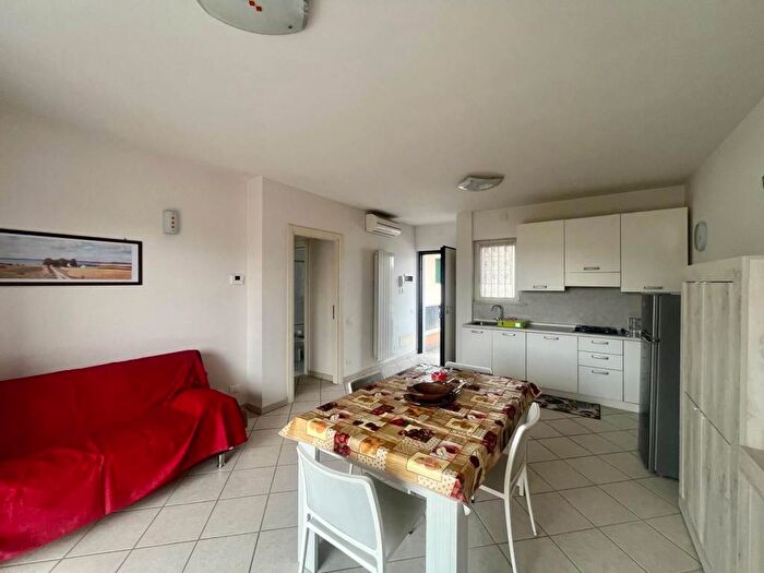 Appartamento trilocale in affitto in Marina di Massa Centro, Massa