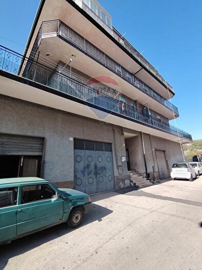 Appartamento con 5 locali in vendita in Via Bachelet, Adrano