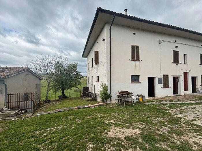 Casa con 7 locali in vendita in Matelica