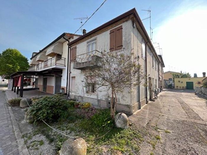 Casa con 6 locali in vendita in Canaro