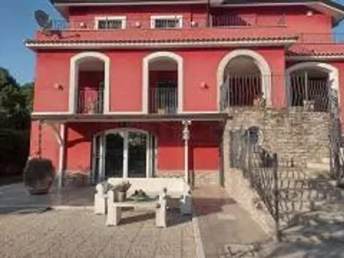 Casa con 12 locali in vendita in Via Fionda, Cervaro