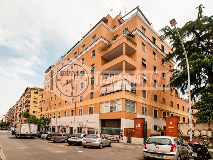 Appartamento trilocale in vendita in Via Veturia, Roma