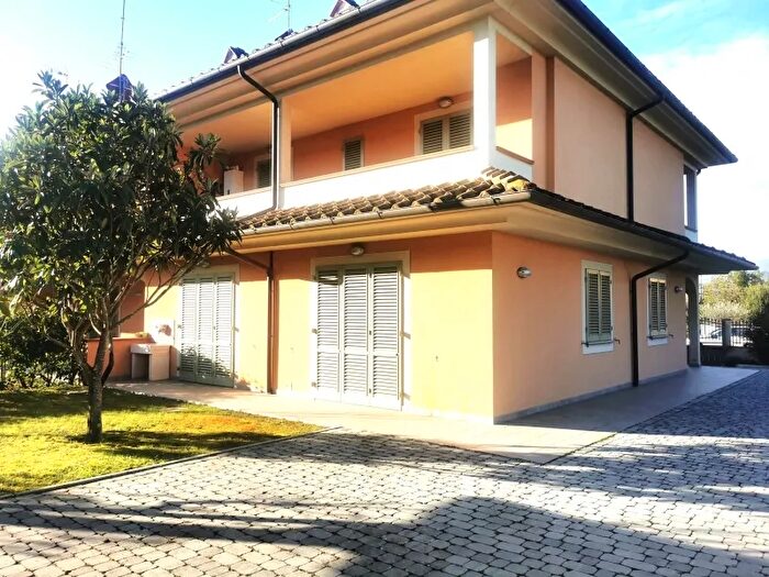 Casa con 10 locali in vendita in Reggello