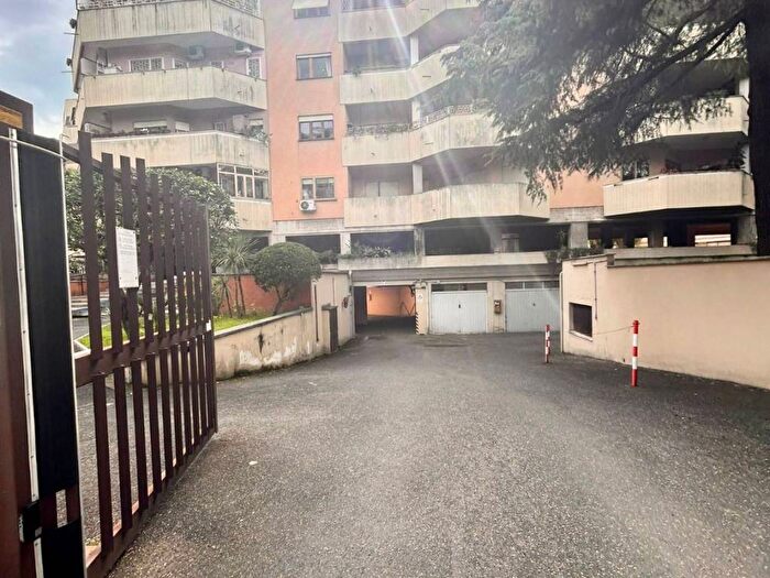 Appartamento con 5 locali in affitto in Via Acerenza, Appio Claudio Statuario, Roma