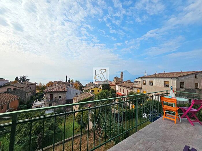 Appartamento trilocale in affitto in Via al Castel, Centro, Torri del Benaco