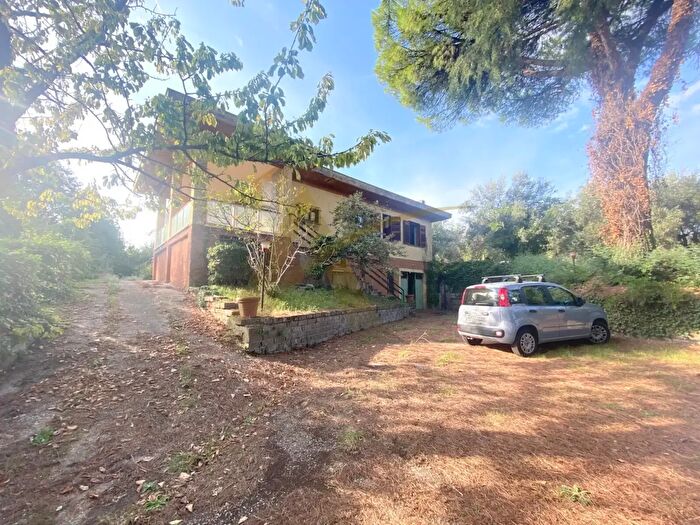 Casa con 6 locali in vendita in Velletri