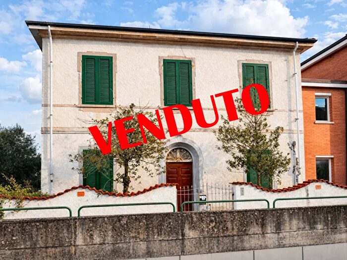 Casa con 12 locali in vendita in Pontedera