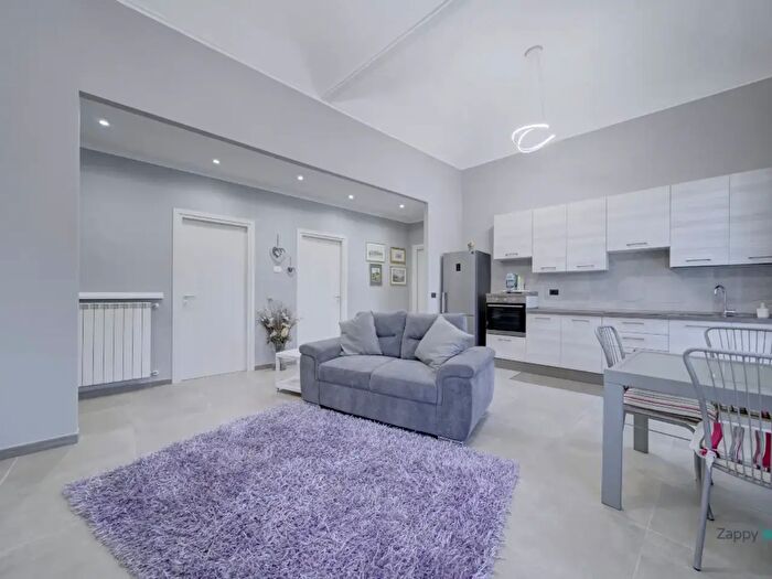 Appartamento trilocale in affitto in Via Refrancore, Torino