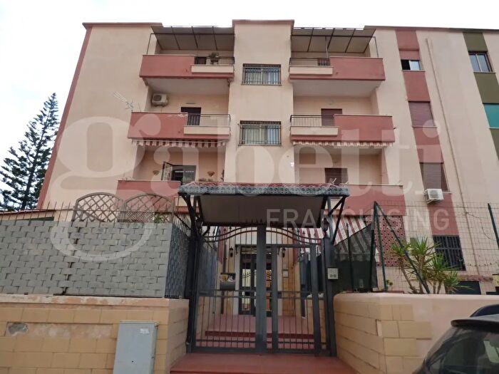 Appartamento trilocale in vendita in Via Achille Mapelli, Palermo