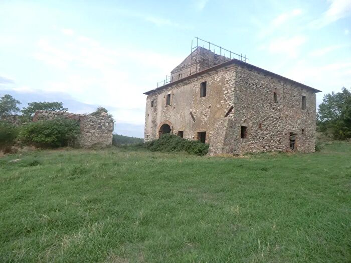 Casa con 6 locali in vendita in Massa Martana