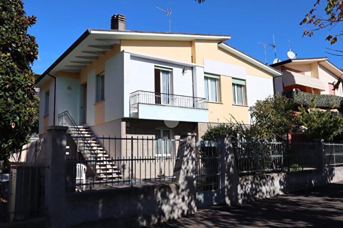 Casa con 8 locali in vendita in Via Oberdan, Riolo Terme