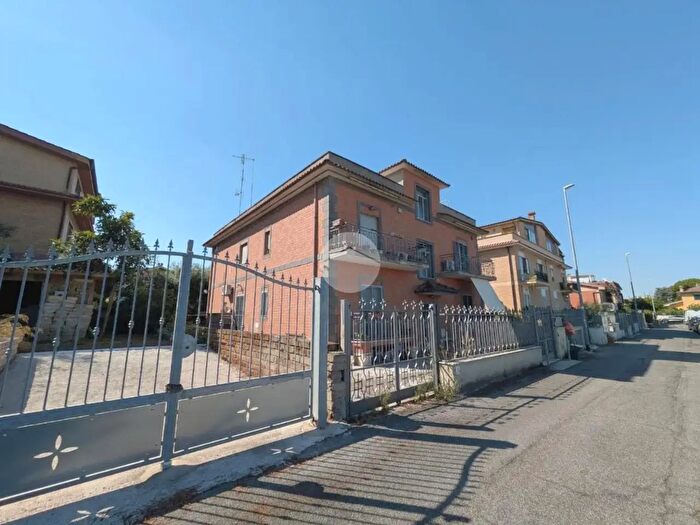 Appartamento trilocale in vendita in Via Decollatura, Roma