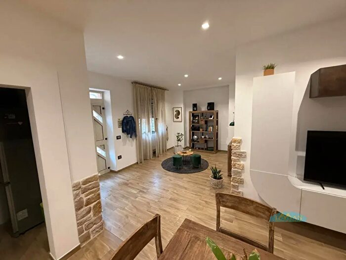 Appartamento con 6 locali in vendita in Via Virgilio, Villa Castelli
