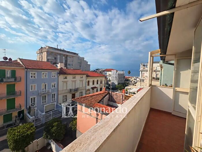 Appartamento con 6 locali in vendita in Via Giusti, Viareggio