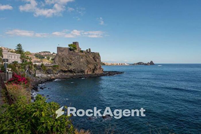 Casa quadrilocale in vendita in Via Vicario Nicolosi, Aci Castello