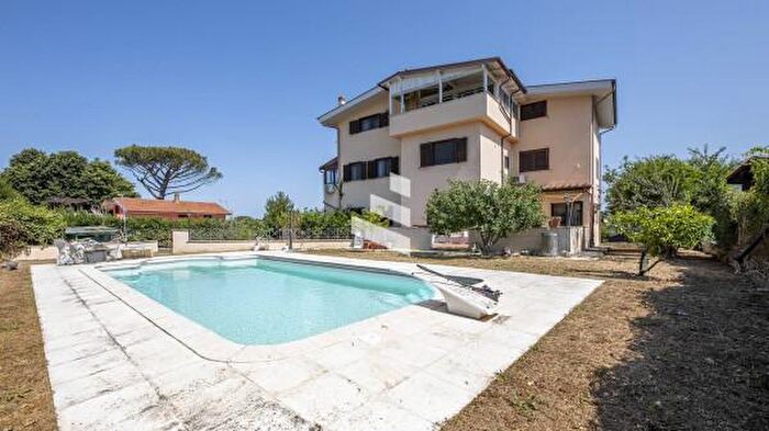 Casa con 6 locali in vendita in Via Triei, Fiumicino