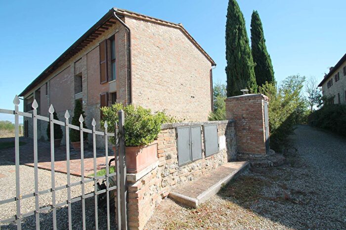 Casa con 10 locali in vendita in Siena
