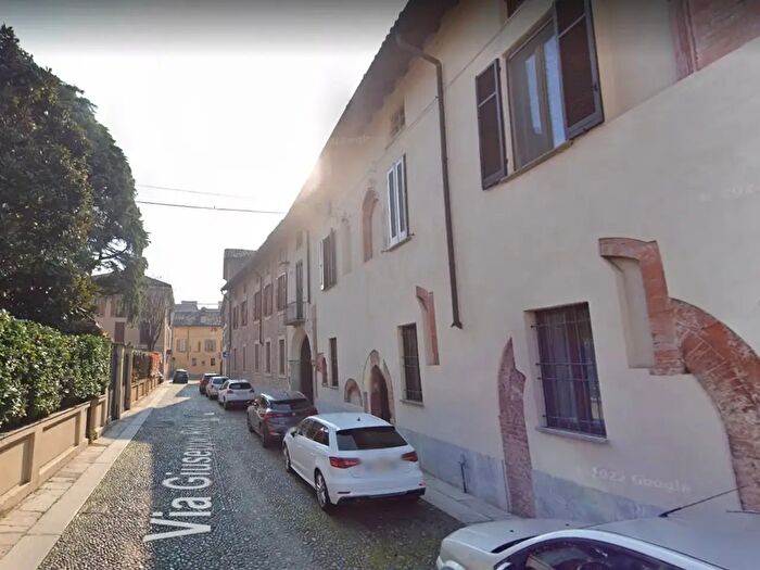 Appartamento trilocale in affitto in Via Ugo Foscolo, Pavia