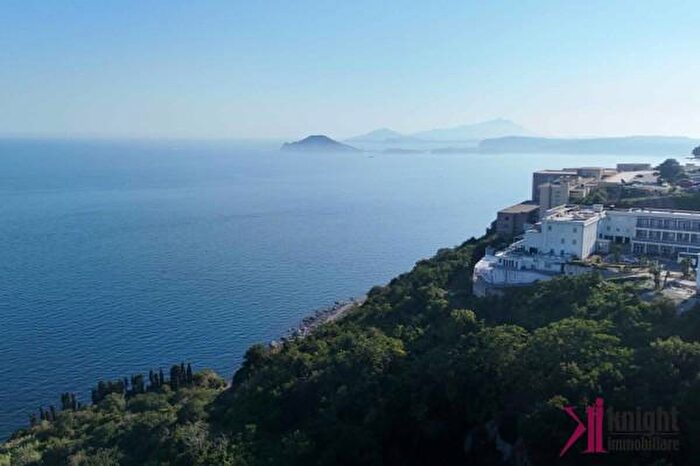 Casa con 6 locali in vendita in Via San Gennaro Agnano a, Pozzuoli