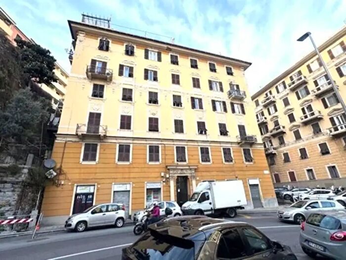 Appartamento trilocale in vendita in Via Napoli, Genova