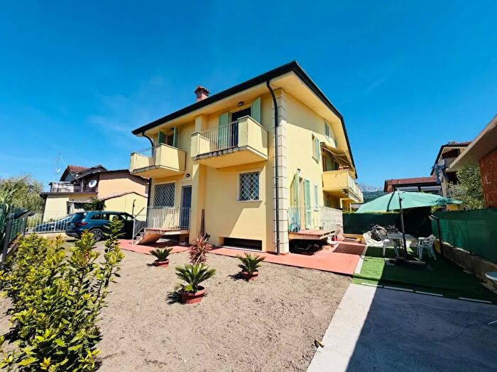 Casa con 6 locali in vendita in Massa