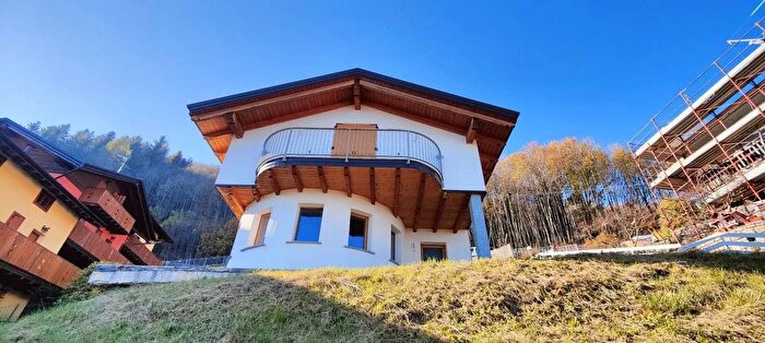 Casa con 5 locali in vendita in Via ValcavaCosta Valle Imagna, Costa Valle Imagna