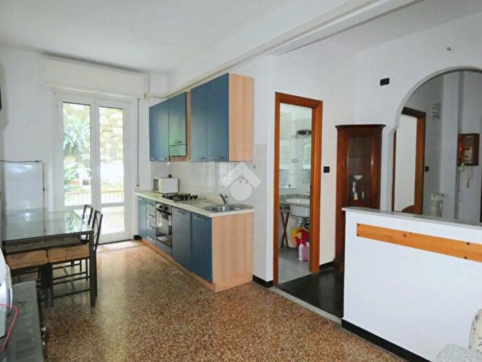 Appartamento con 5 locali in vendita in Via Capri, Genova