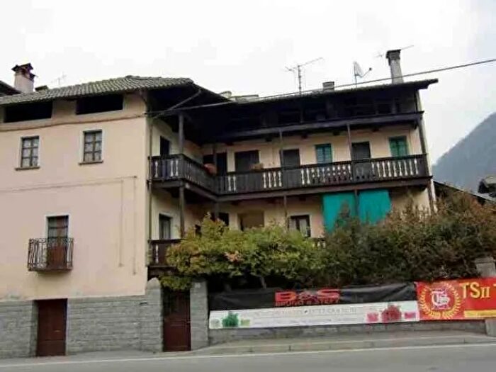 Casa con 12 locali in vendita in Via Fratelli Varalli Gambararo I Roccapietra Varallo Cellio con Breia Vercelli Piemonte Italia, Varallo
