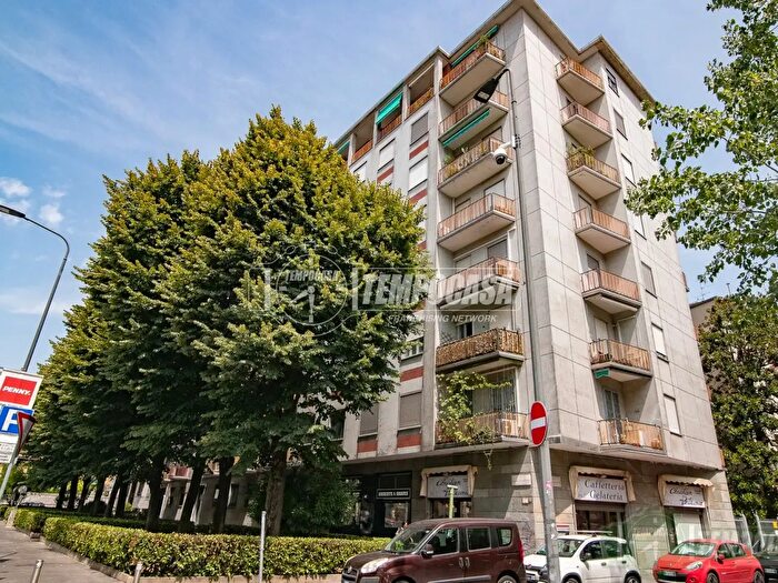 Appartamento quadrilocale in vendita in Via Giuseppe Giacosa, Milano
