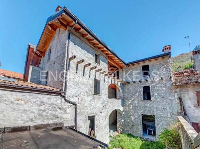 Casa con 6 locali in vendita in Abbadia Lariana