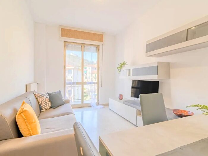 Appartamento trilocale in vendita in Via Avv Giuseppe Cavassola, Finale Ligure