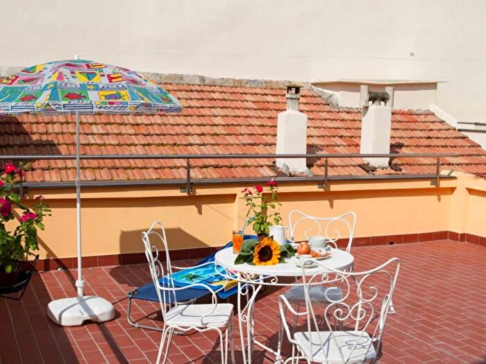 Appartamento trilocale in affitto in Vico Serra, Centro, Finale Ligure