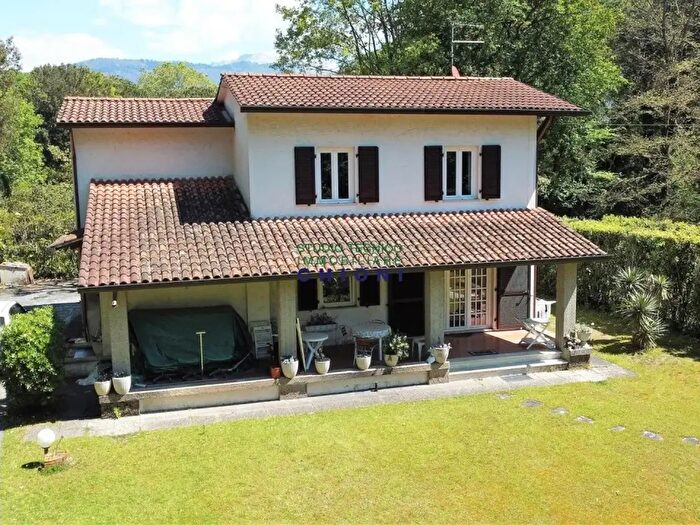 Casa con 11 locali in vendita in Massa