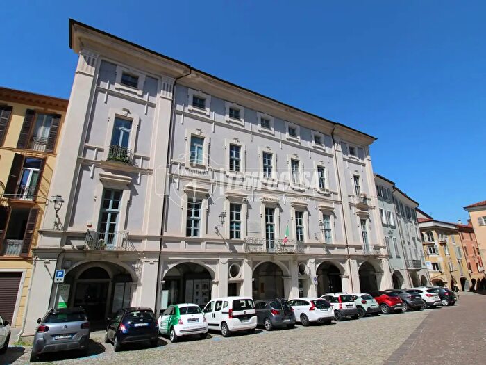 Appartamento con 5 locali in vendita in Piazza Santa Maria Maggiore, Mondovi